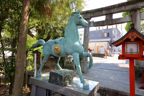 高知八幡宮の神馬像